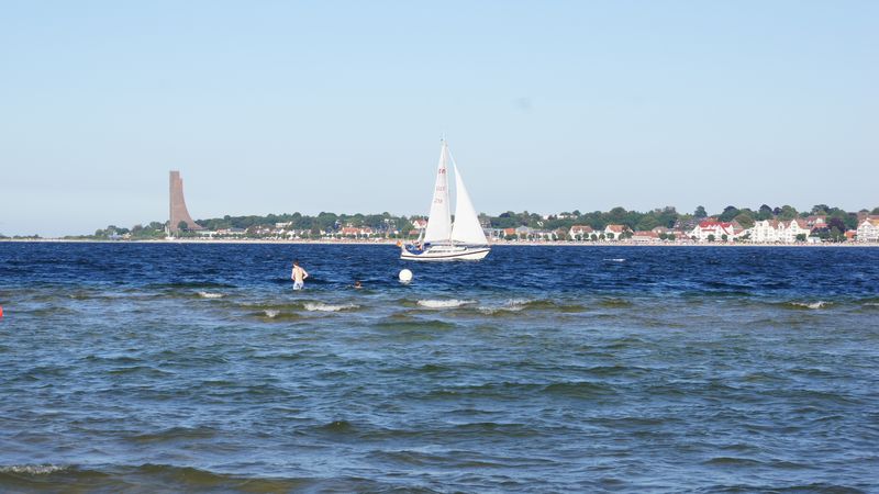 Segelboot auf der Förde, im Hintergrund Laboe