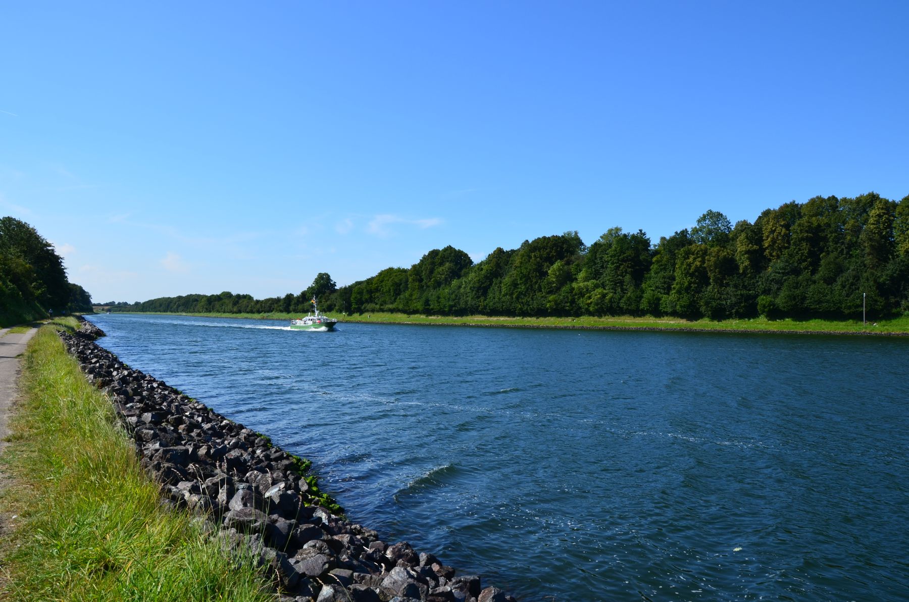 Der Nord-Ostsee-Kanal bei Suchsdorf an einem sonnigen Tag